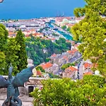 Cozy With Private Garden - Happy Апартаменты *