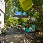 Cozy With Private Garden - Happy Апартаменты *