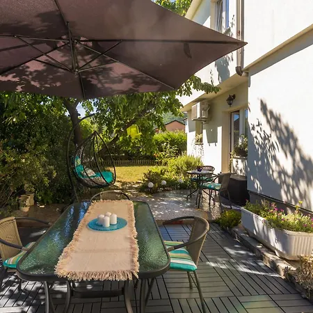 Cozy With Private Garden - Happy Apartamento Drazice