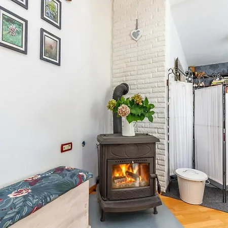 Cozy With Private Garden - Happy 아파트 Drazice