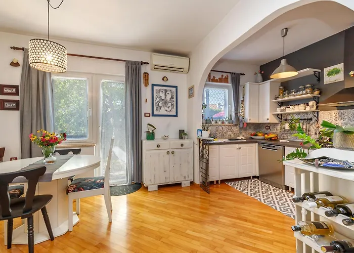 아파트 Cozy With Private Garden - Happy