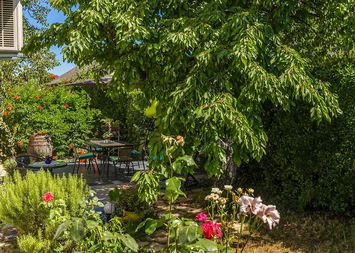 Cozy With Private Garden - Happy 아파트 *