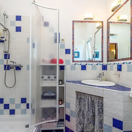 Cozy With Private Garden - Happy