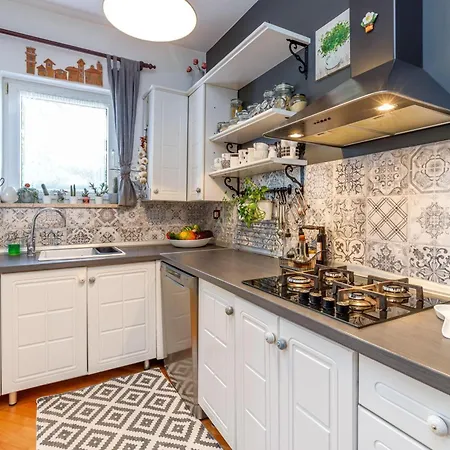 Cozy With Private Garden - Happy Appartement
