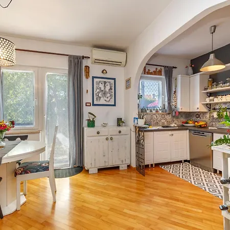 Apartment Cozy With Private Garden - Happy