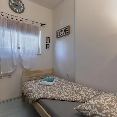 Cozy With Private Garden - Happy Apartment