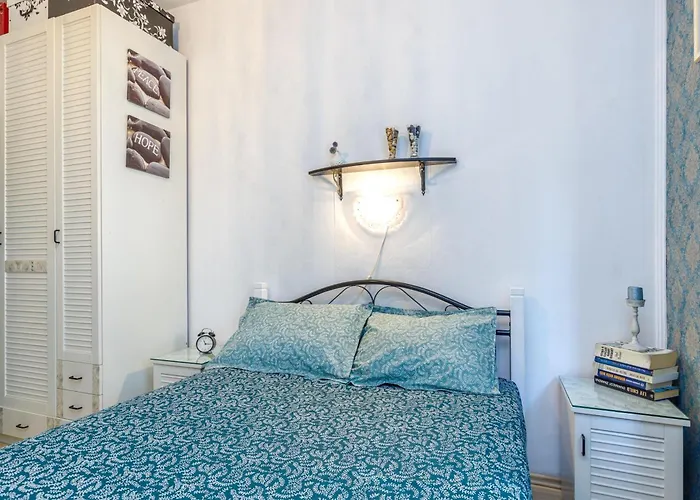 Cozy With Private Garden - Happy Διαμέρισμα