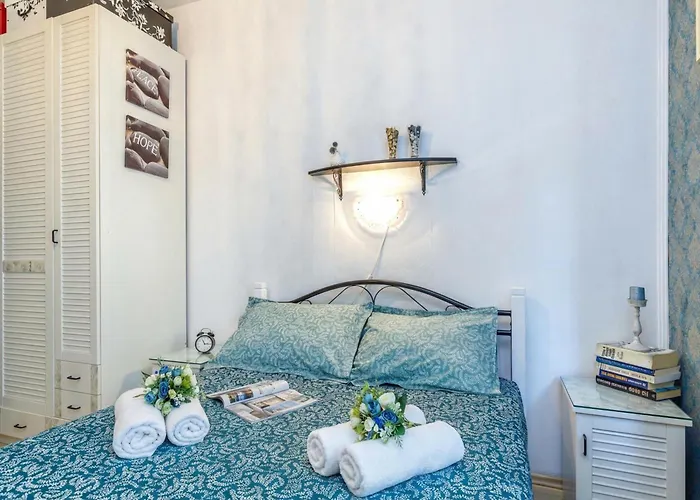 Cozy With Private Garden - Happy Διαμέρισμα